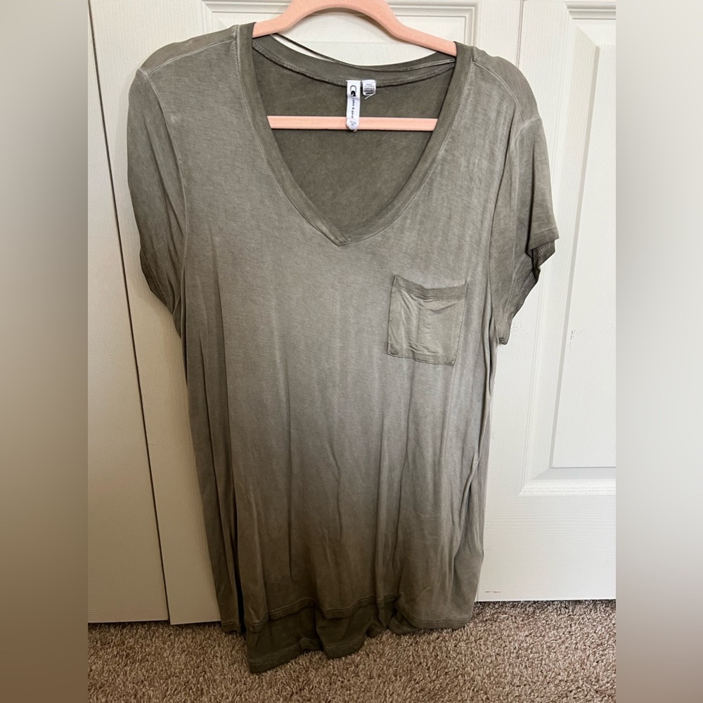 Cable and gauge v neck tee